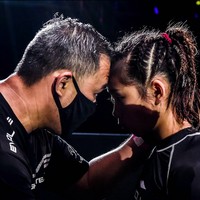 Dijuluki sebagai salah satu atlet muda MMA yang paling menjanjikan, Victoria tampil perdana sebagai petarung One Champion dalam sebuah laga di Singapura pada Februari 2021 atau tiga bulan setelah berulang tahun ke-17. Kemenangan ini untukmu, Ayah, pelatih terbaik di dunia, tulisnya di Instagram. (Foto: Instagram/@victorialee.mma)