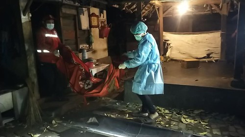 Petugas polisi dan Palang Merah Indonesia (PMI) Buleleng saat mengevakuasi jasad Luh Suci (70), yang ditemukan di gubuknya di Banjar Dinas Palbesi, Desa Gerokgak, Kecamatan Gerokgak, Kabupaten Buleleng, Bali, Sabtu (7/1/2023) malam.