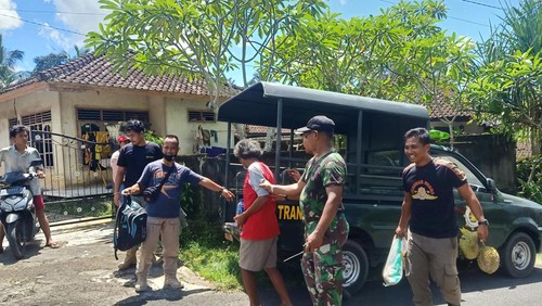 Petugas saat membawa ODGJ untuk dipulangkan kerumahnya, Minggu (8/1/2023). (I Putu Adi Budiastrawan/detikBali).