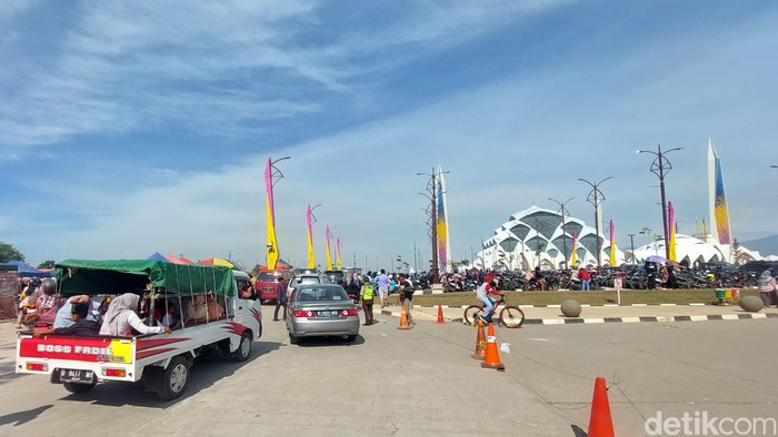 Peziarah berpikap mulai berdatangan ke Masjid Al Jabbar, Kota Bandung