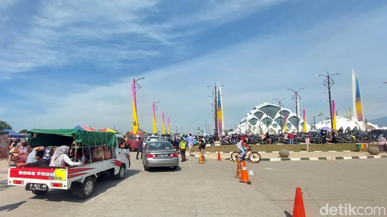 Peziarah berpikap mulai berdatangan ke Masjid Al Jabbar, Kota Bandung Peziarah berpikap mulai berdatangan ke Masjid Al Jabbar, Kota Bandung