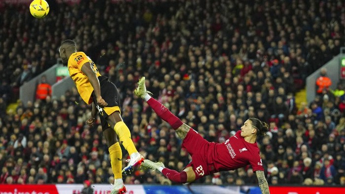 Liverpools Darwin Nunez, right, tries an over head kick during the English FA Cup soccer match between Liverpool and Wolverhampton Wanderers at Anfield in Liverpool, England Saturday, Jan. 7, 2023 (AP Photo/Jon Super)