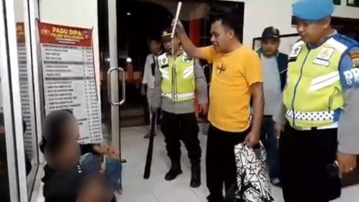 Polisi menunjukkan senjata double stick yang dibawa remaja kelompok genk motor di Asahan. (Foto: Istimewa)
