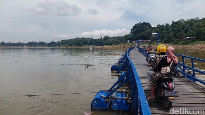 Potret Sungai Citarum di Batujajar, Kabupaten Bandung Barat, Minggu (8/1/2023)