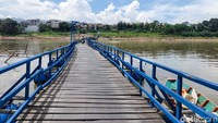 Sebagian sudah dibersihkan namun sebagian lagi menumpuk di tanah tepian sungai.