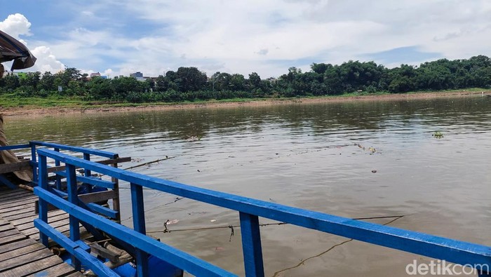 Potret Sungai Citarum di Batujajar, Kabupaten Bandung Barat, Minggu (8/1/2023)