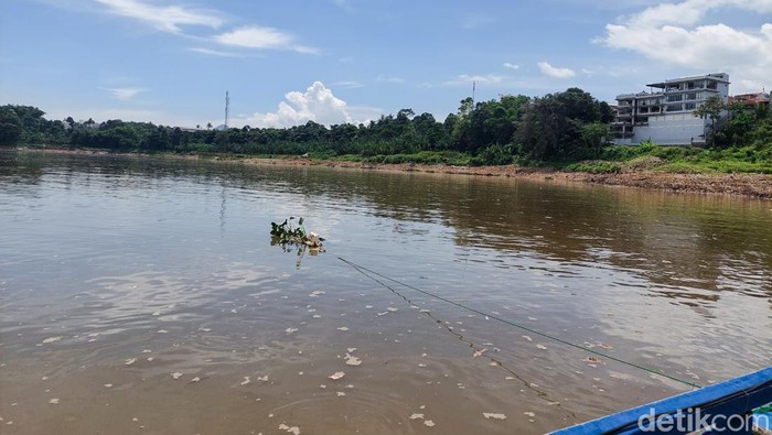 Potret Sungai Citarum di Batujajar, Kabupaten Bandung Barat, Minggu (8/1/2023)