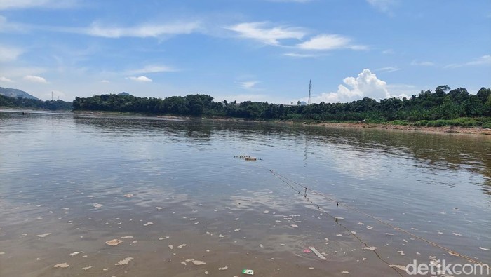 Potret Sungai Citarum di Batujajar, Kabupaten Bandung Barat, Minggu (8/1/2023)