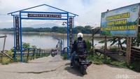 Sampah tersebut terbawa arus air dari arah hulu menuju hilir.