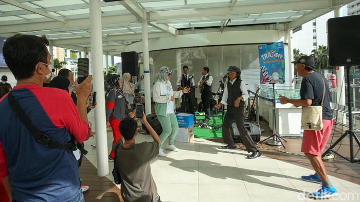 Potret Warga Serbu Anjungan Halte Bundaran HI untuk Berfoto Warga berfoto di anjungan Halte Bundaran HI, Jakarta, Minggu (8/1/2023).