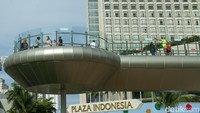 Anjungan yang persis berada di Bundaran HI ini nampak diserbu warga. 