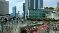 Sama dengan Halte Tosari, Halte Bundaran HI juga menarik perhatian warga. Masyarakat berbondong-bondong ke Halte Bundaran Hotel Indonesia (HI), Jakarta Pusat, untuk mengabadikan momen foto dengan berlatar belakang Monumen Selamat Datang. (Rifkianto Nugroho/detikcom)