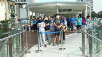 Warga mengantre untuk berfoto di anjungan Halte Bundaran HI, Jakarta, Minggu (8/1/2023).  