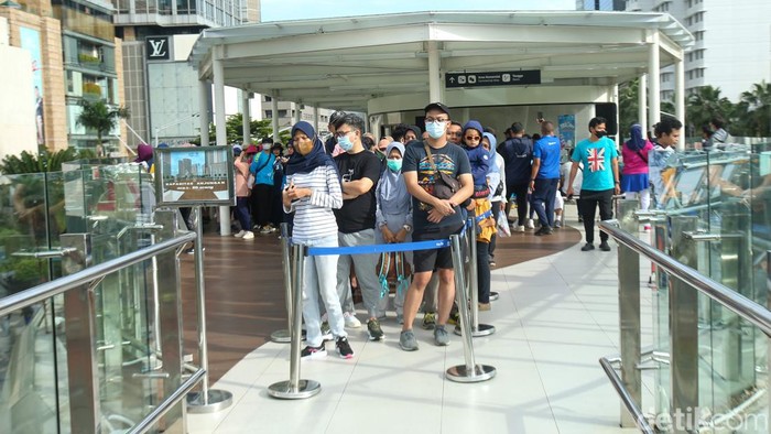 Potret Warga Serbu Anjungan Halte Bundaran HI untuk Berfoto Warga berfoto di anjungan Halte Bundaran HI, Jakarta, Minggu (8/1/2023).