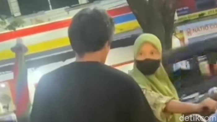 Preman memalak ibu penjual mie pecal di Medan.