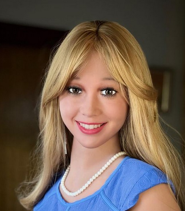 Sejak membeli boneka tersebut, Rod tertarik pada fotografi dan mengelola akun Instagram, @karina_luvly, yang didedikasikan untuk pemotretan Karina. Rod pun mengaku bahwa hidupnya kini lebih membahagiakan dengan sibuk bersama boneka seksnya itu. Foto: dok. Instagram/@karina_luvly