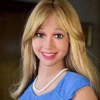 Sejak membeli boneka tersebut, Rod tertarik pada fotografi dan mengelola akun Instagram, @karina_luvly, yang didedikasikan untuk pemotretan Karina. Rod pun mengaku bahwa hidupnya kini lebih membahagiakan dengan sibuk bersama boneka seksnya itu. Foto: dok. Instagram/@karina_luvly