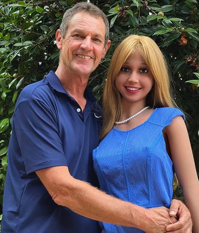 Rod mengambil keputusan kontroversial dalam hidupnya setelah batal menikah dengan tunangannya. Bertahun-tahun meratapi kesedihan dan kesendirian, Rod mengambil langkah untuk membeli boneka seks. Foto: dok. Instagram/@karina_luvly