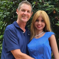 Rod mengambil keputusan kontroversial dalam hidupnya setelah batal menikah dengan tunangannya. Bertahun-tahun meratapi kesedihan dan kesendirian, Rod mengambil langkah untuk membeli boneka seks. Foto: dok. Instagram/@karina_luvly