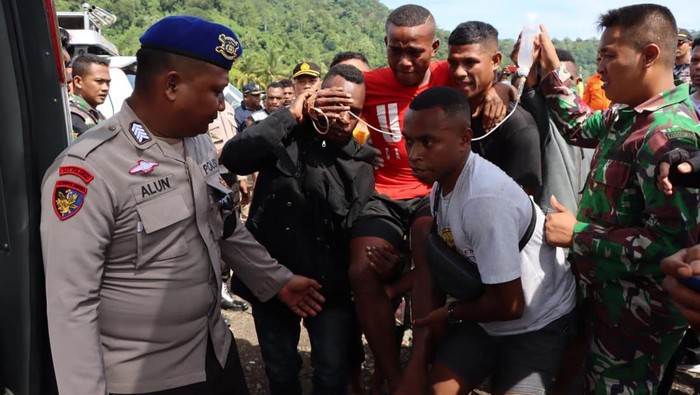 Proses evakuasi penumpang selamat kapal tenggelam di Kepulauan Yapen, Papua.