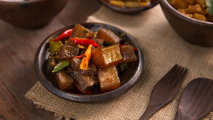 oseng kikil. javanese traditional culinary. beef skin or tendon