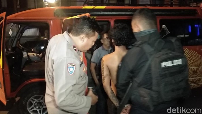 RP (20) tengah diciduk polisi usai mengamuk di Cinehel, Kota Tasikmalaya, Minggu (8/1/2023) dini hari.