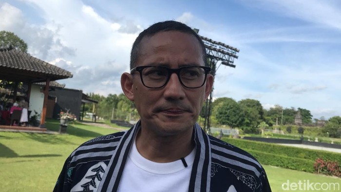 Sandiaga Uno di Candi Prambanan, Sleman, Minggu (8/1/2023).