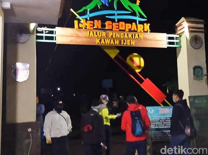 Sejumlah wisatawan yang hendak mendaki ke Kawah Ijen