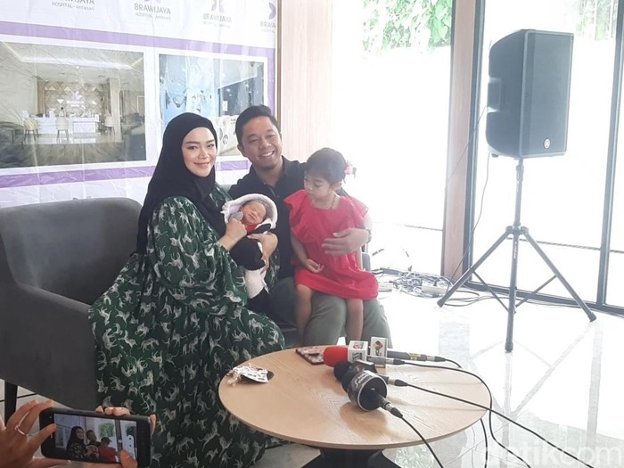 sheza idris usai melahirkan anak kedua.