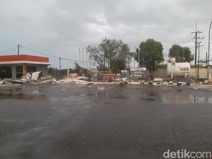Detik-detik Angin Puting Beliung Rusak Rumah dan SPBU di Gresik
