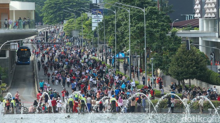 Sejumlah warga beraktivitas di Car Free Day (CFD), Jakarta, Minggu (8/1/2023).