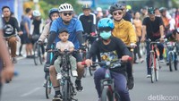 Warga nampak sangat antusias, beberapa dari mereka mambawa serta anaknya.  