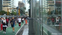 Warga mengisi CFD dengan berolahraga jalan santai hingga bersepeda.