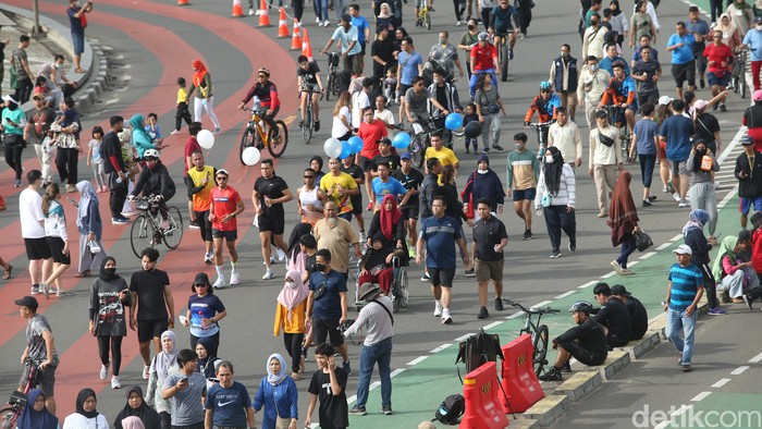 Sejumlah warga beraktivitas di Car Free Day (CFD), Jakarta, Minggu (8/1/2023).
