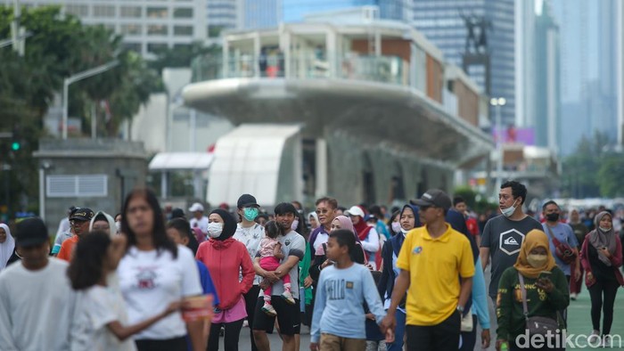 Sejumlah warga beraktivitas di Car Free Day (CFD), Jakarta, Minggu (8/1/2023).
