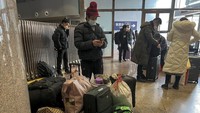 Menjelang liburan tahun baru Imlek, orang-orang ramai pulang ke kampung halaman. AP/Wayne Zhang  