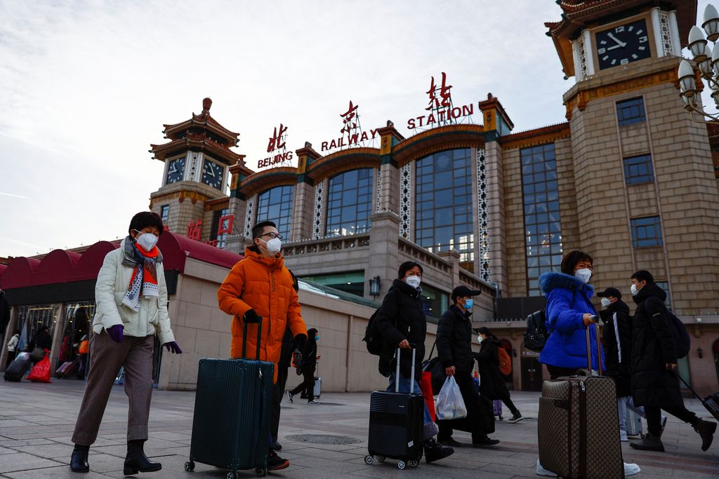 People walk outside Beijing Railway Station with their luggages as the annual Spring Festival travel rush starts, amid the coronavirus disease (COVID-19), ahead of the Chinese Lunar New Year, in Beijing, China January 7, 2023. REUTERS/Tingshu Wang