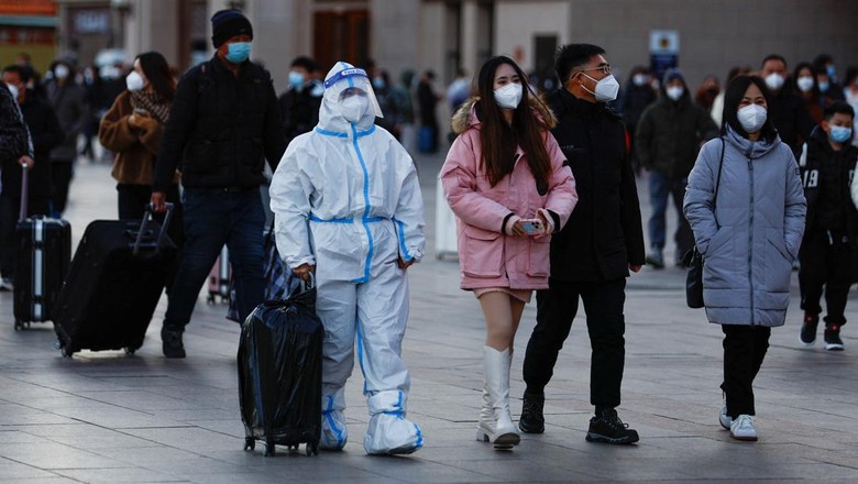 Suasana Stasiun Kereta Beijing Jelang Tahun Baru Imlek People walk outside Beijing Railway Station with their luggages as the annual Spring Festival travel rush starts, amid the coronavirus disease (COVID-19), ahead of the Chinese Lunar New Year, in Beijing, China January 7, 2023. REUTERS/Tingshu Wang