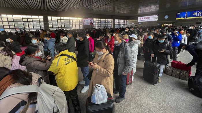 Suasana Stasiun Kereta Beijing Jelang Tahun Baru Imlek Travellers wearing face masks with their luggage prepare to catch their trains at the West Railway Station in Beijing, Friday, Jan. 6, 2023. China is seeking to minimize the possibility of a major new COVID-19 outbreak during this month's Lunar New Year travel rush following the end of most pandemic containment measures. (AP Photo/Wayne Zhang)