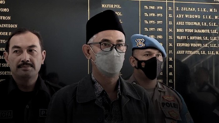 Tampang Eks Kepsek MTs Nurul Islam di Gresik Tersangka Pemukulan 19 Siswi