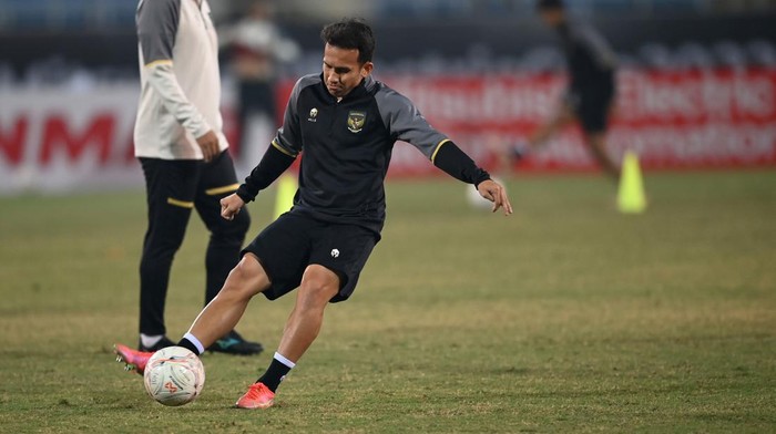 Pesepak bola Tim Nasional Indonesia Egy Maulana Vikri (kanan) berlatih dalam sesi latihan resmi jelang pertandingan leg 2 babak semi final Piala AFF 2022 di Stadion Nasional My Dinh, Hanoi, Vietnam, Minggu (8/1/2023). Pelatih Shin Tae-yong menegaskan timnya tidak menargetkan seri tetapi menang melawan Timnas Vietnam dalam pertandingan leg 2 pada Senin (9/1/2023) untuk lolos ke babak final. ANTARA FOTO/Aditya Pradana Putra/YU