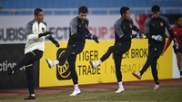 Kiper Tim Nasional Indonesia Nadeo Argawinata (kedua kiri) bersama rekan-rekannya berlatih dalam sesi latihan resmi jelang pertandingan leg 2 babak semi final Piala AFF 2022 di Stadion Nasional My Dinh, Hanoi, Vietnam, Minggu (8/1/2023). (ANTARA FOTO/Aditya Pradana Putra)