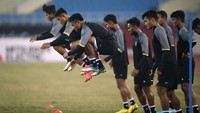 Timnas Indonesia berangkat ke Hanoi, Vietnam, pada Sabtu (7/1) dengan menggunakan pesawat carteran dan sudah tiba petangnya. Para pemain timnas Indonesia langsung tancap gas latihan setibanya di Hanoi. (Foto: ANTARA FOTO/Aditya Pradana Putra)