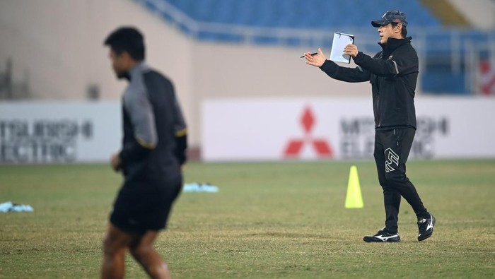 Pelatih Tim Nasional Indonesia (kanan) memberikan arahan kepada para pemain dalam sesi latihan resmi jelang pertandingan leg 2 babak semi final Piala AFF 2022 di Stadion Nasional My Dinh, Hanoi, Vietnam, Minggu (8/1/2023). Pelatih Shin Tae-yong menegaskan timnya tidak menargetkan seri tetapi menang melawan Timnas Vietnam dalam pertandingan leg 2 pada Senin (9/1/2023) untuk lolos ke babak final. ANTARA FOTO/Aditya Pradana Putra/YU
