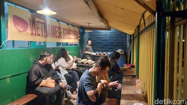 Bagi masyarakat maupun pemburu kuliner yang datang ke Kota Malang, bisa nih mampir Vietcong Kota Malang.