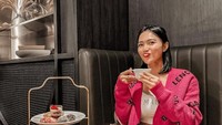 Wika Salim adalah penyanyi sekaligus foodies yang hobi kulineran. Dirinya menikmati tea time yang elegan dengan beberapa kue sebagai pendampingnya. Foto: Instagram/wikasalim