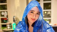 Salah satu momen seru kulinerannya diabadikan saat mengunjungi Namaaz Dining. Makan malam dengan jas hujan jadi pengalaman menarik untuknya. Foto: Instagram/wikasalim