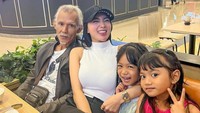Ketika dikunjungi keluarganya, Wika Salim juga mengajak makan malam yang seru. Bersama orang tua dan keluarganya ia tersenyum bahagia menikmati makan malam. Foto: Instagram/wikasalim