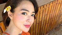 Menikmati minuman yang menyegarkan menjadi salah satu kegemarannya. Segelas smoothie jadi pilihan minuman yang sering dipesan. Foto: Instagram/wikasalim