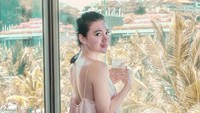 Saat memulai hari, ia juga menikmati secangkir kopi susu. Sambil memandangi langit yang cerah, Wika Salim tampak segar usai bangun tidur. Foto: Instagram/wikasalim